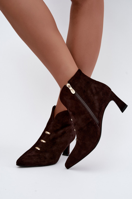Sapatos femininos de camurça isolados com saltos D&A CR62-3496 na cor chocolate