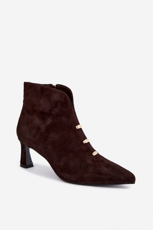 Sapatos femininos de camurça isolados com saltos D&A CR62-3496 na cor chocolate