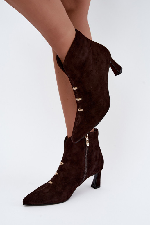 Sapatos femininos de camurça isolados com saltos D&A CR62-3496 na cor chocolate