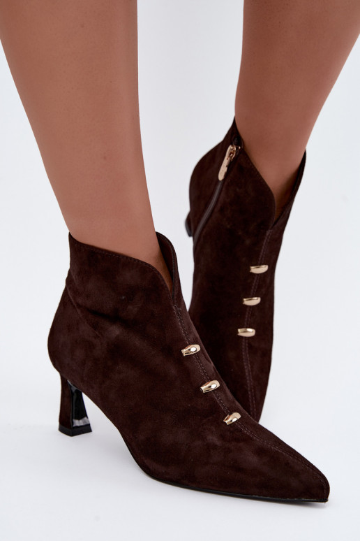 Sapatos femininos de camurça isolados com saltos D&A CR62-3496 na cor chocolate