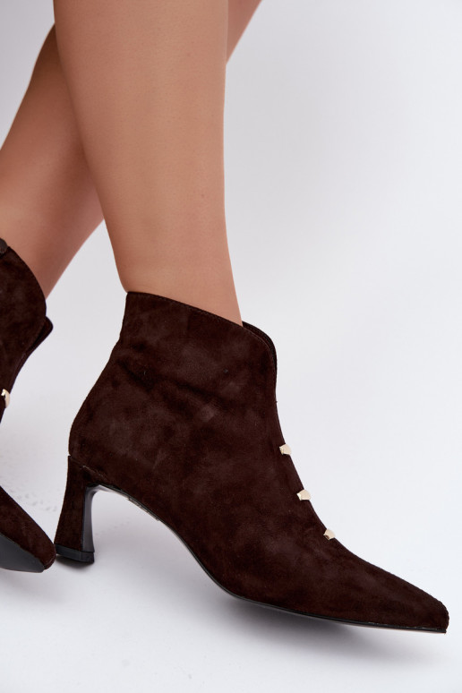 Sapatos femininos de camurça isolados com saltos D&A CR62-3496 na cor chocolate