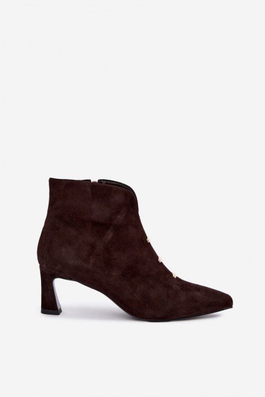 Sapatos femininos de camurça isolados com saltos D&A CR62-3496 na cor chocolate