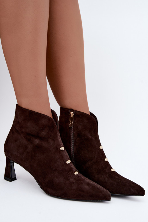 Sapatos femininos de camurça isolados com saltos D&A CR62-3496 na cor chocolate