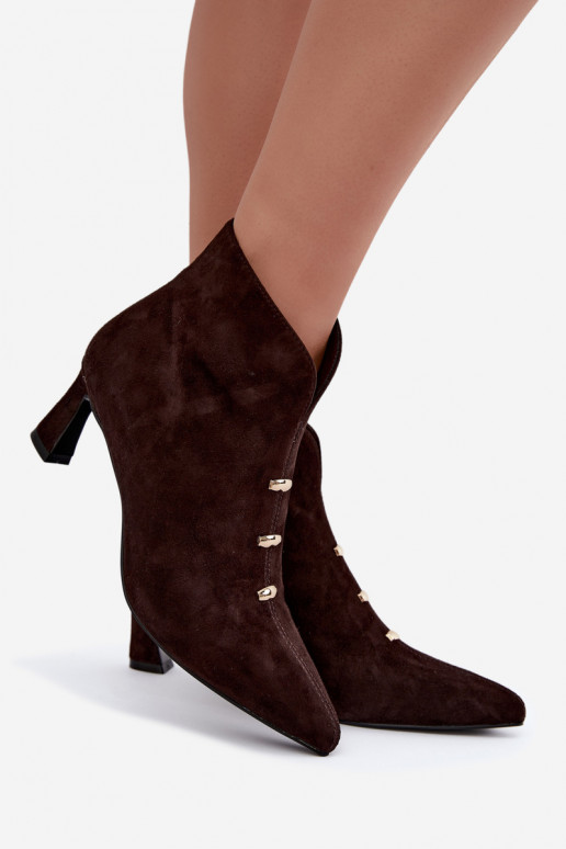 Sapatos femininos de camurça isolados com saltos D&A CR62-3496 na cor chocolate