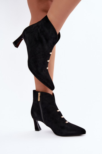 Sapatos femininos de camurça isolados com saltos D&A CR62-3496 na cor preta
