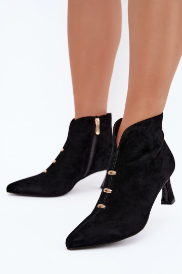 Sapatos femininos de camurça isolados com saltos D&A CR62-3496 na cor preta 2