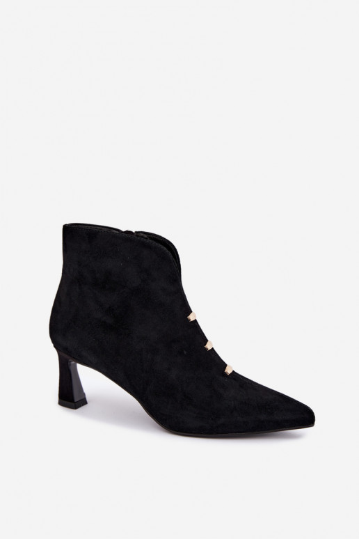 Sapatos femininos de camurça isolados com saltos D&A CR62-3496 na cor preta