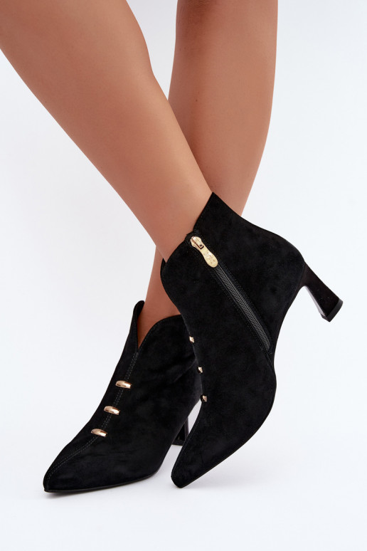 Sapatos femininos de camurça isolados com saltos D&A CR62-3496 na cor preta