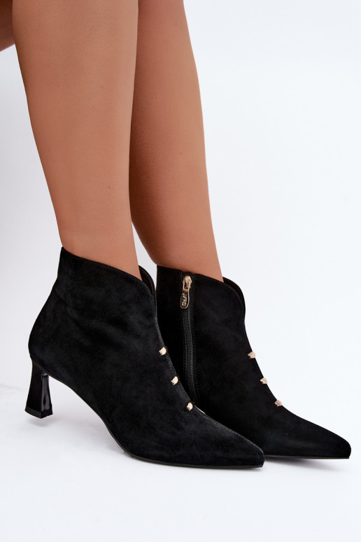 Sapatos femininos de camurça isolados com saltos D&A CR62-3496 na cor preta
