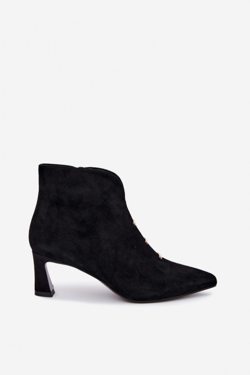 Sapatos femininos de camurça isolados com saltos D&A CR62-3496 na cor preta