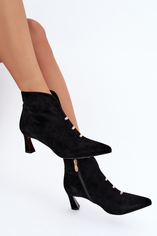 Sapatos femininos de camurça isolados com saltos D&A CR62-3496 na cor preta
