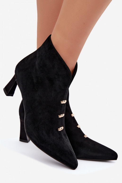 Sapatos femininos de camurça isolados com saltos D&A CR62-3496 na cor preta