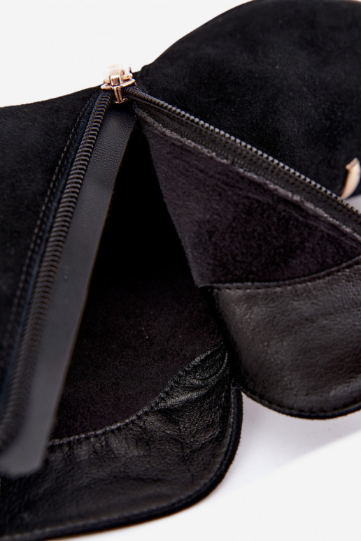 Sapatos femininos de camurça isolados com saltos D&A CR62-3496 na cor preta
