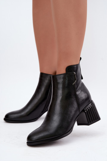 Botins de couro com saltos isolados D&A CR62-3442 na cor preta