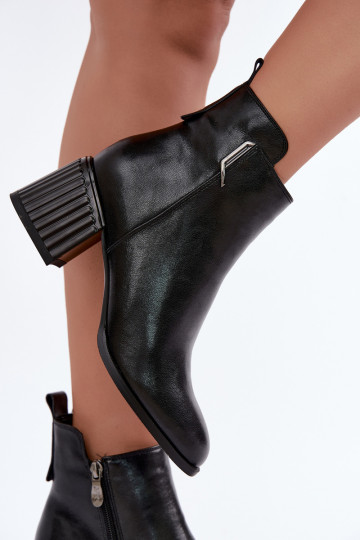 Botins de couro com saltos isolados D&A CR62-3442 na cor preta 2