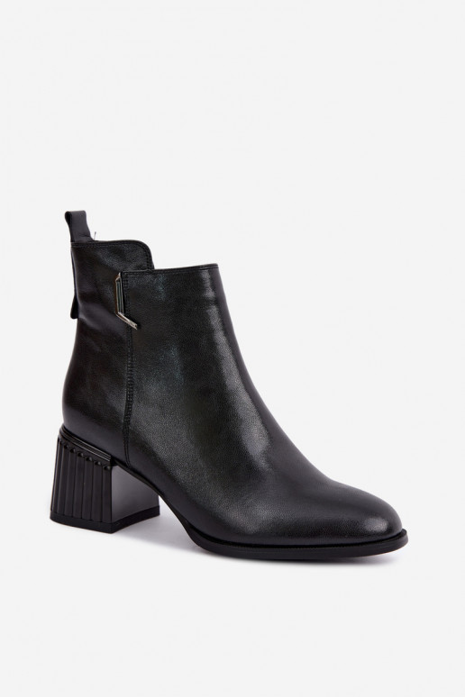 Botins de couro com saltos isolados D&A CR62-3442 na cor preta
