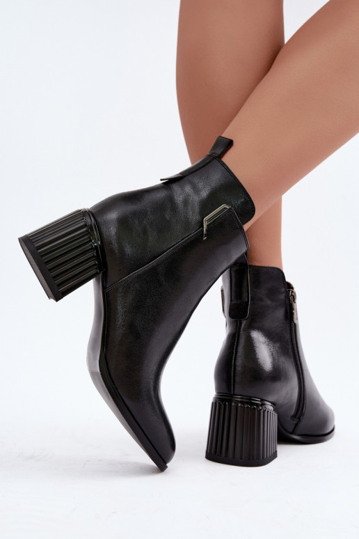 Botins de couro com saltos isolados D&A CR62-3442 na cor preta