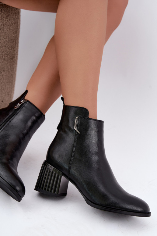 Botins de couro com saltos isolados D&A CR62-3442 na cor preta