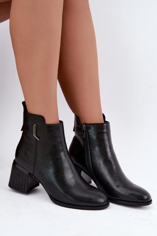 Botins de couro com saltos isolados D&A CR62-3442 na cor preta