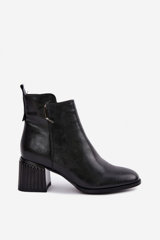 Botins de couro com saltos isolados D&A CR62-3442 na cor preta