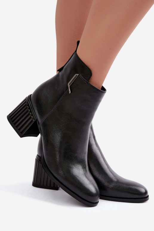 Botins de couro com saltos isolados D&A CR62-3442 na cor preta