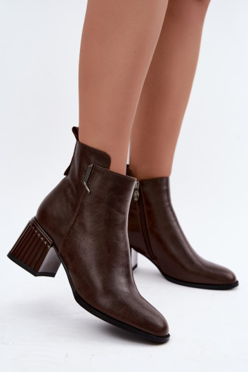 Botins de couro com saltos isolados D&A CR62-3442 na cor chocolate 2