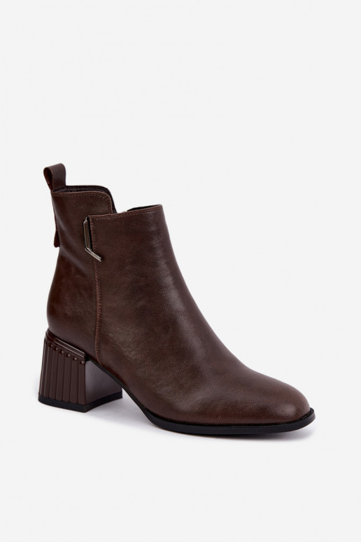 Botins de couro com saltos isolados D&A CR62-3442 na cor chocolate