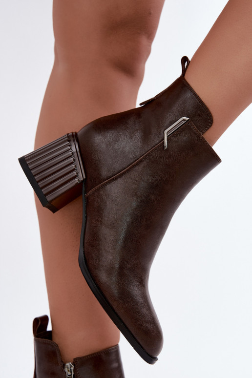 Botins de couro com saltos isolados D&A CR62-3442 na cor chocolate