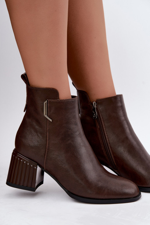 Botins de couro com saltos isolados D&A CR62-3442 na cor chocolate