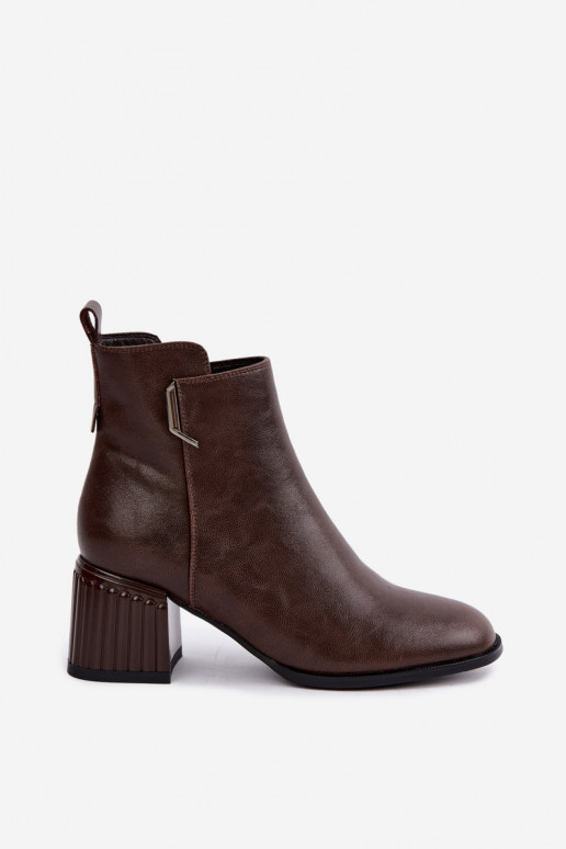 Botins de couro com saltos isolados D&A CR62-3442 na cor chocolate