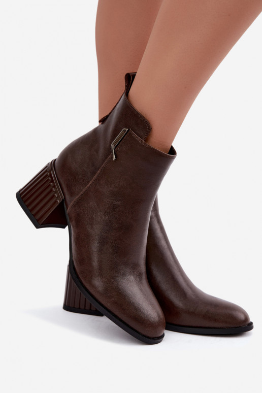Botins de couro com saltos isolados D&A CR62-3442 na cor chocolate