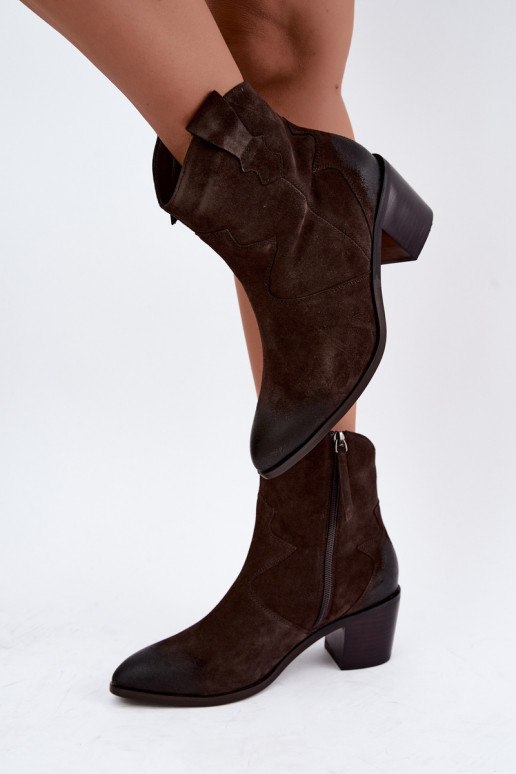 Botas de camurça isoladas em estilo cowboy D&A CR62-3395 na cor marrom escuro
