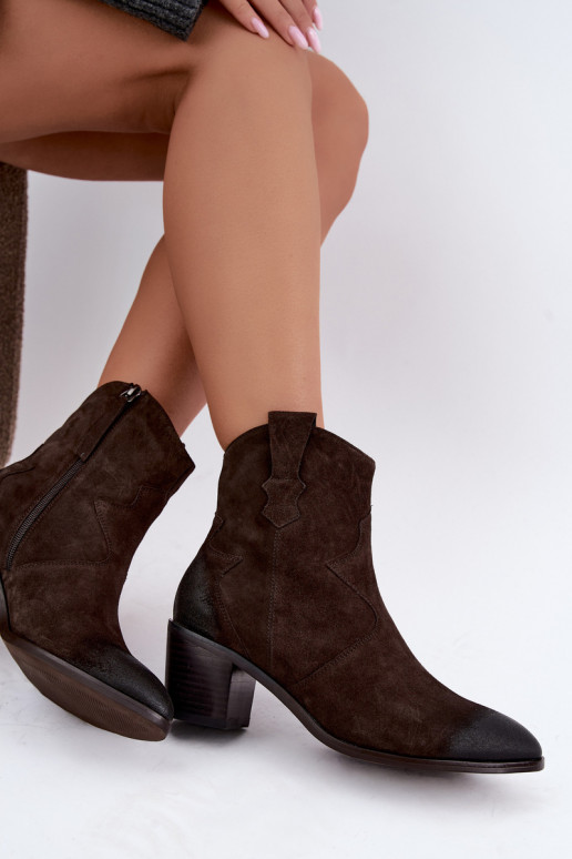 Botas de camurça isoladas em estilo cowboy D&A CR62-3395 na cor marrom escuro