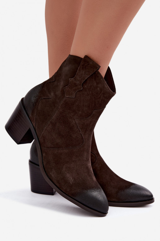 Botas de camurça isoladas em estilo cowboy D&A CR62-3395 na cor marrom escuro