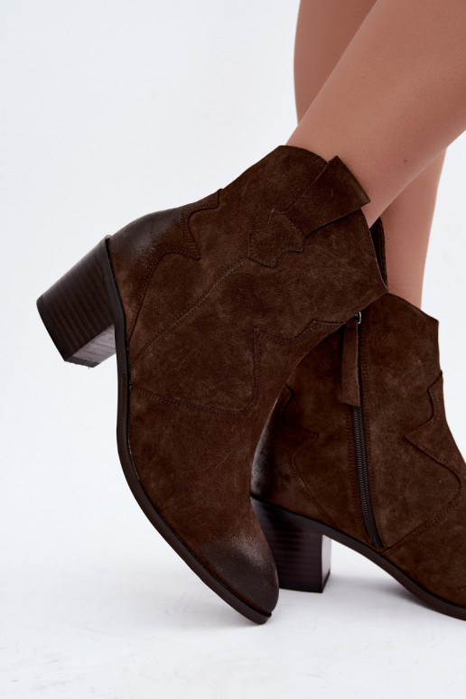 Botas de camurça isoladas em estilo cowboy D&A CR62-3395 na cor chocolate