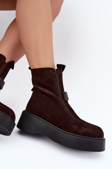 Botins de camurça sintética com plataforma isolados D&A CR62-3448 na cor chocolate
