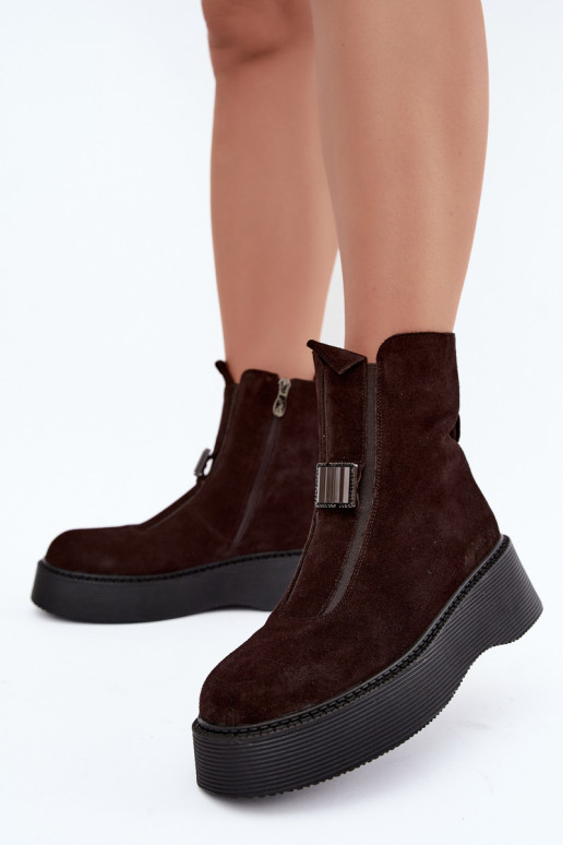 Botins de camurça sintética com plataforma isolados D&A CR62-3448 na cor chocolate