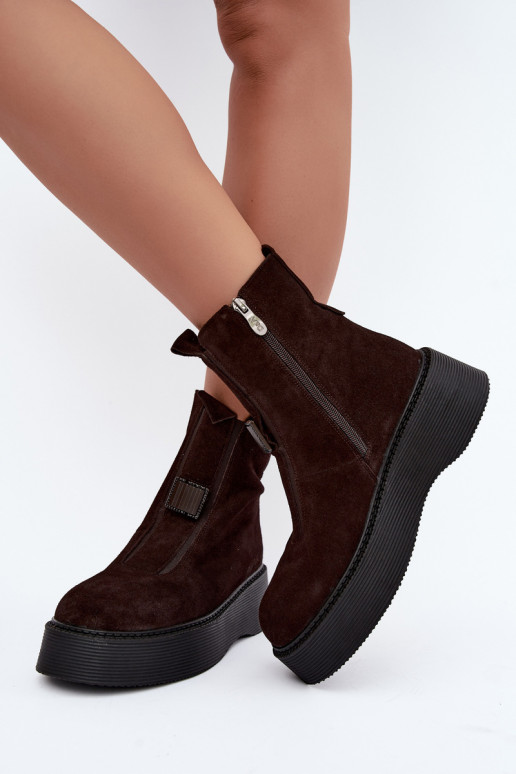 Botins de camurça sintética com plataforma isolados D&A CR62-3448 na cor chocolate
