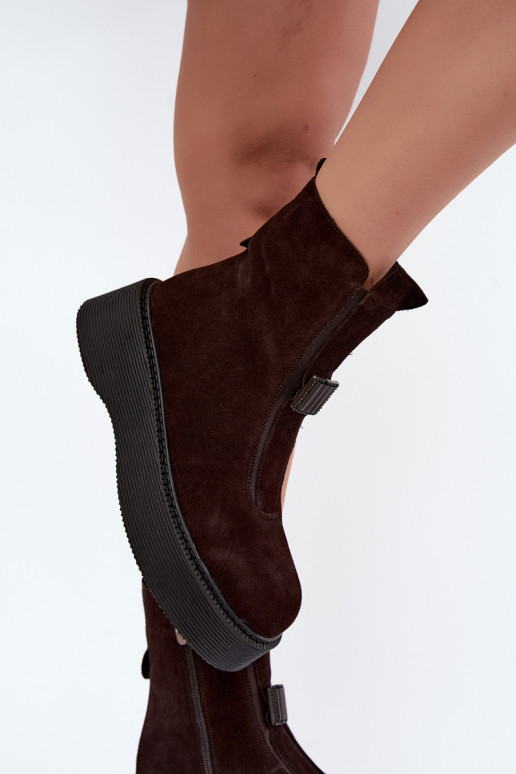 Botins de camurça sintética com plataforma isolados D&A CR62-3448 na cor chocolate