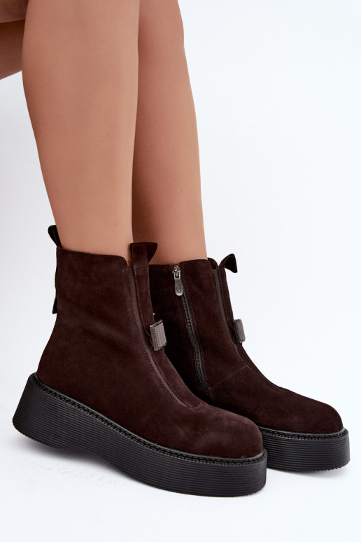 Botins de camurça sintética com plataforma isolados D&A CR62-3448 na cor chocolate