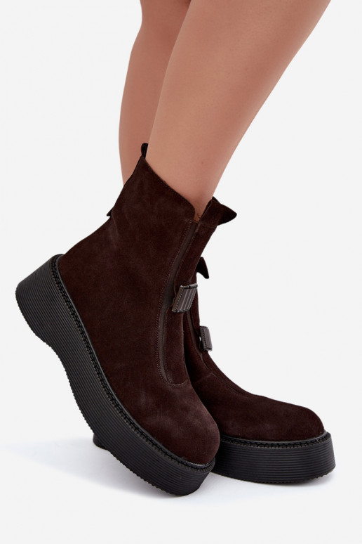 Botins de camurça sintética com plataforma isolados D&A CR62-3448 na cor chocolate
