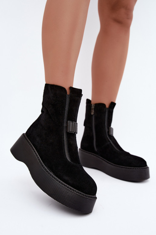 Botins de camurça sintética com plataforma isolados D&A CR62-3448 na cor preta