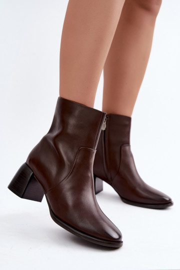 Botins isolados com saltos de couro natural CR62-3391 chocolate