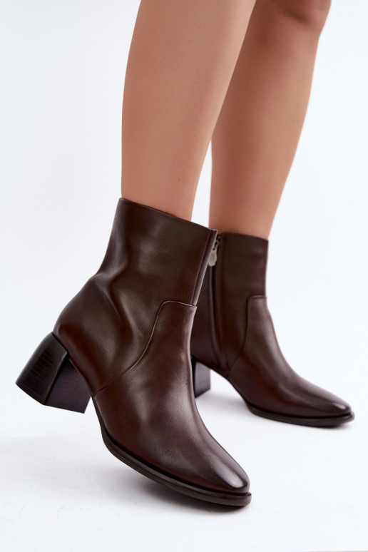 Botins isolados com saltos de couro natural CR62-3391 chocolate