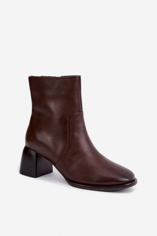 Botins isolados com saltos de couro natural CR62-3391 chocolate