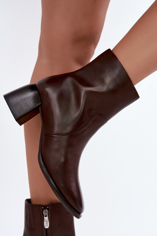 Botins isolados com saltos de couro natural CR62-3391 chocolate