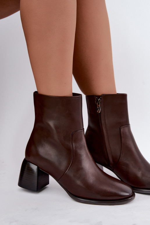 Botins isolados com saltos de couro natural CR62-3391 chocolate