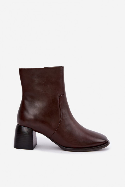 Botins isolados com saltos de couro natural CR62-3391 chocolate