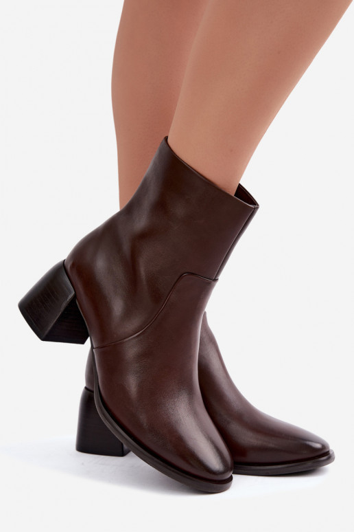 Botins isolados com saltos de couro natural CR62-3391 chocolate