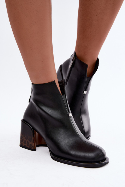 Botins isolados de couro sintético para mulheres com saltos GOE UU2N4204 pretos